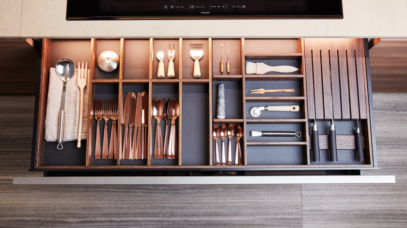 抽屉配件和烟熏橡木平底锅收纳架