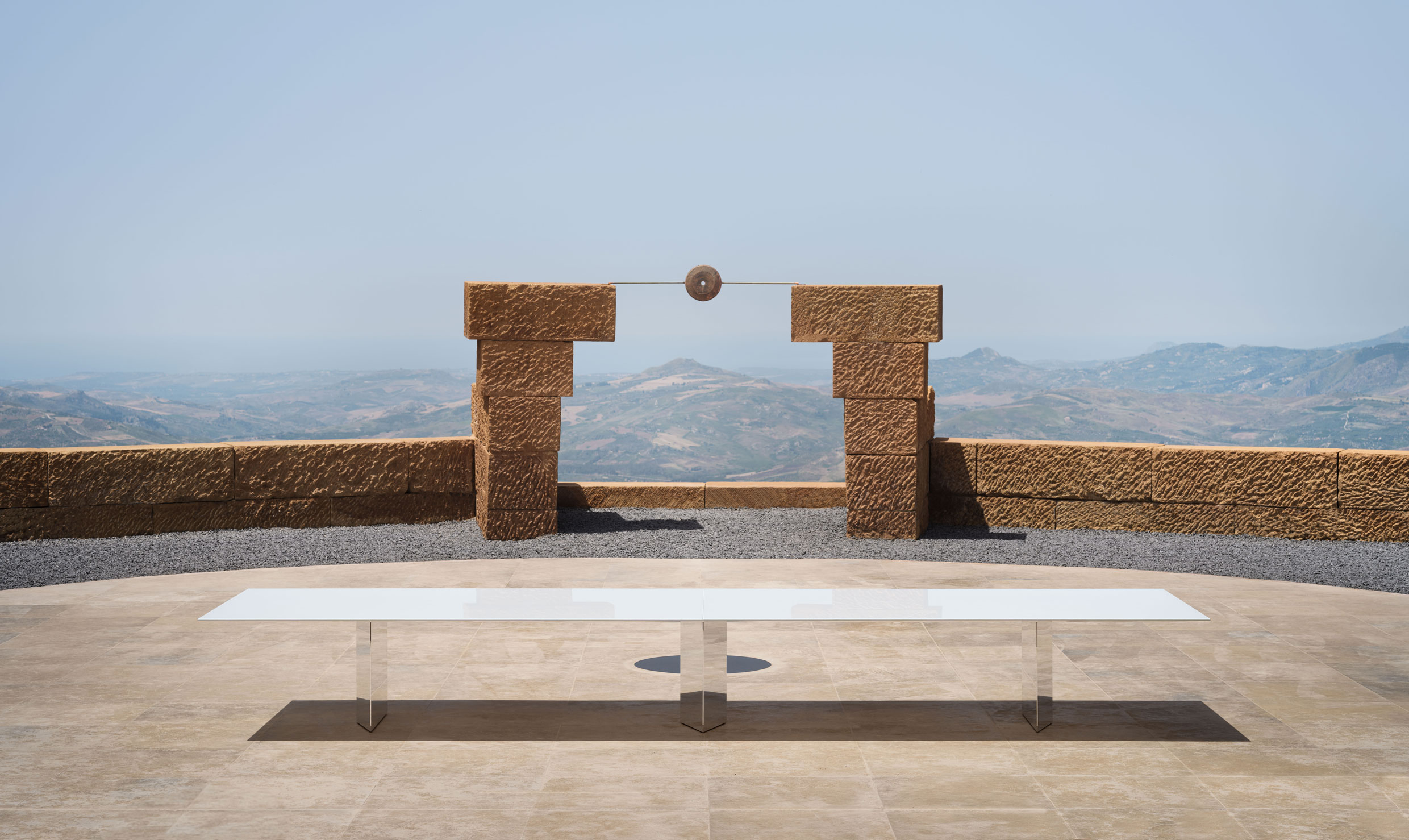 Rectangular table with polished aluminium structure – ph. Alberto Strada
