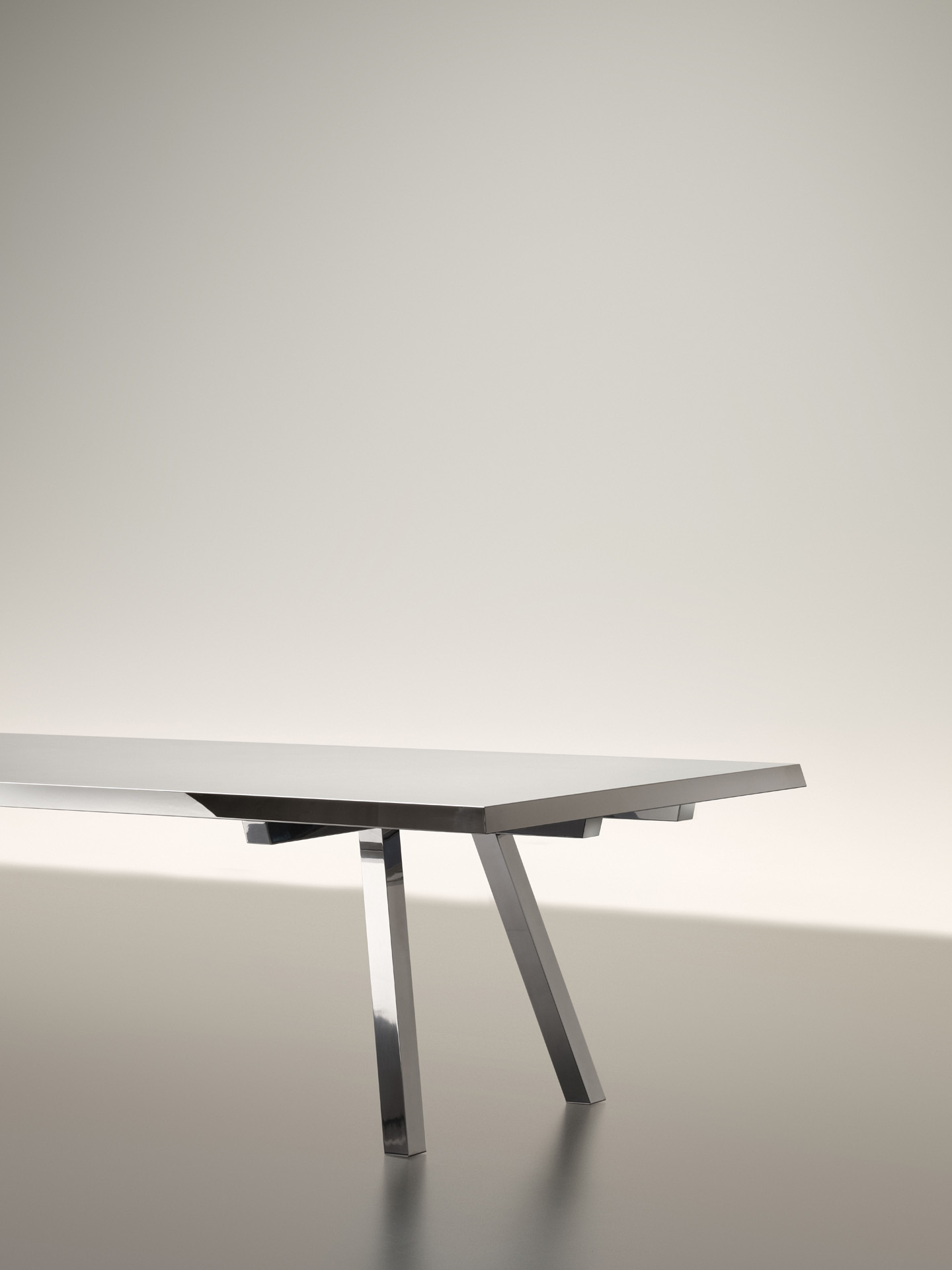 Table with mirror-polished steel frame | Ph. Alberto Strada