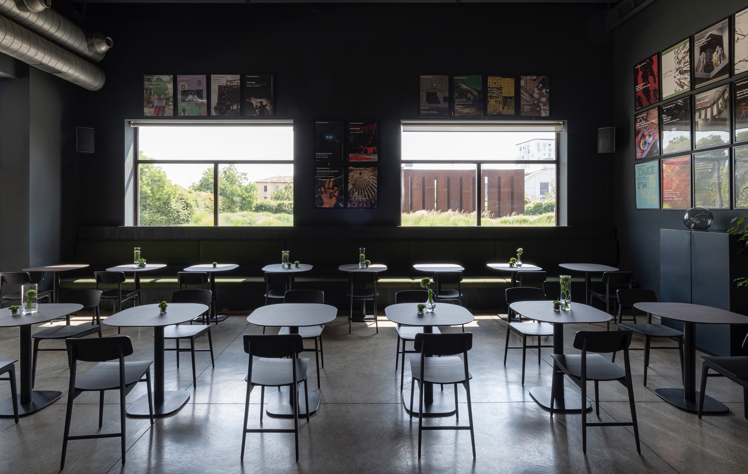 Pirelli HangarBicocca Interno Iuta Bistrot con vista sull’opera di Fausto Melotti La Sequenza, 1971-81 © 2023 Fausto Melotti / SIAE Courtesy Fondazione Fausto Melotti, Milano e Pirelli HangarBicocca, Milano