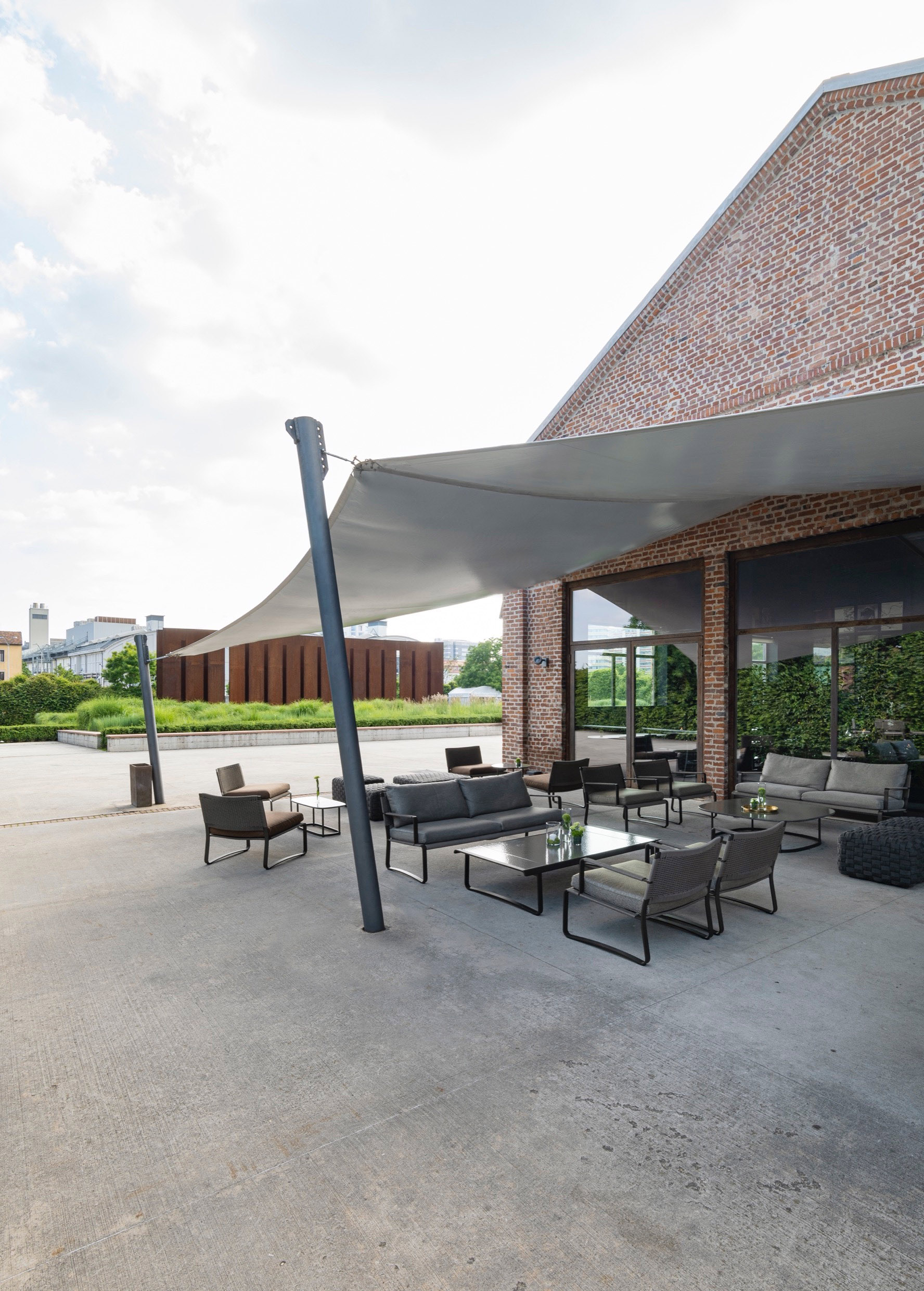 Pirelli HangarBicocca Esterno Iuta Bistrot con vista sull’opera di Fausto Melotti La Sequenza, 1971-81 © 2023 Fausto Melotti / SIAE Courtesy Fondazione Fausto Melotti, Milano e Pirelli HangarBicocca, Milano