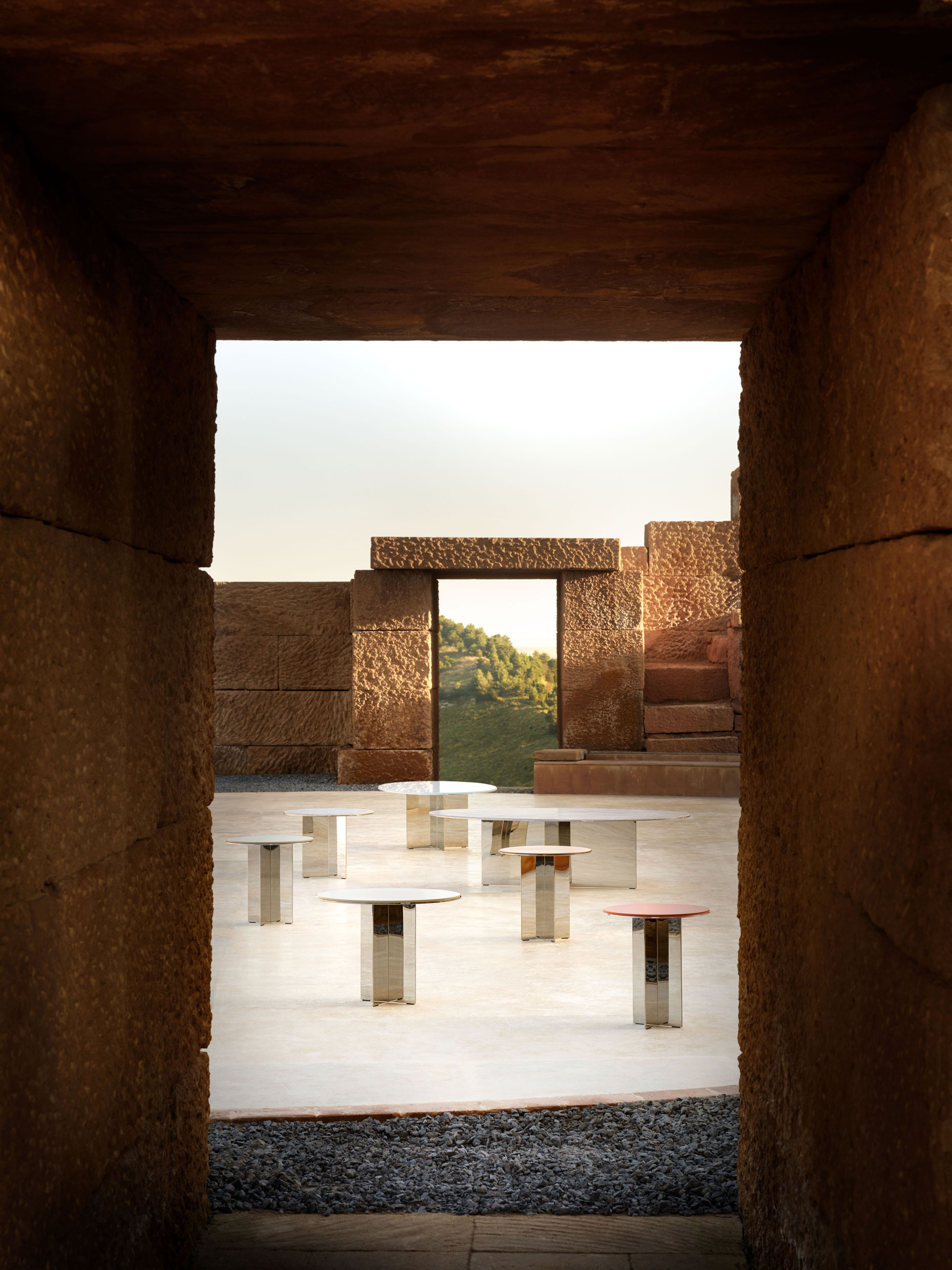 Round and elliptical coffee tables in various sizes and tops - ph. Alberto Strada