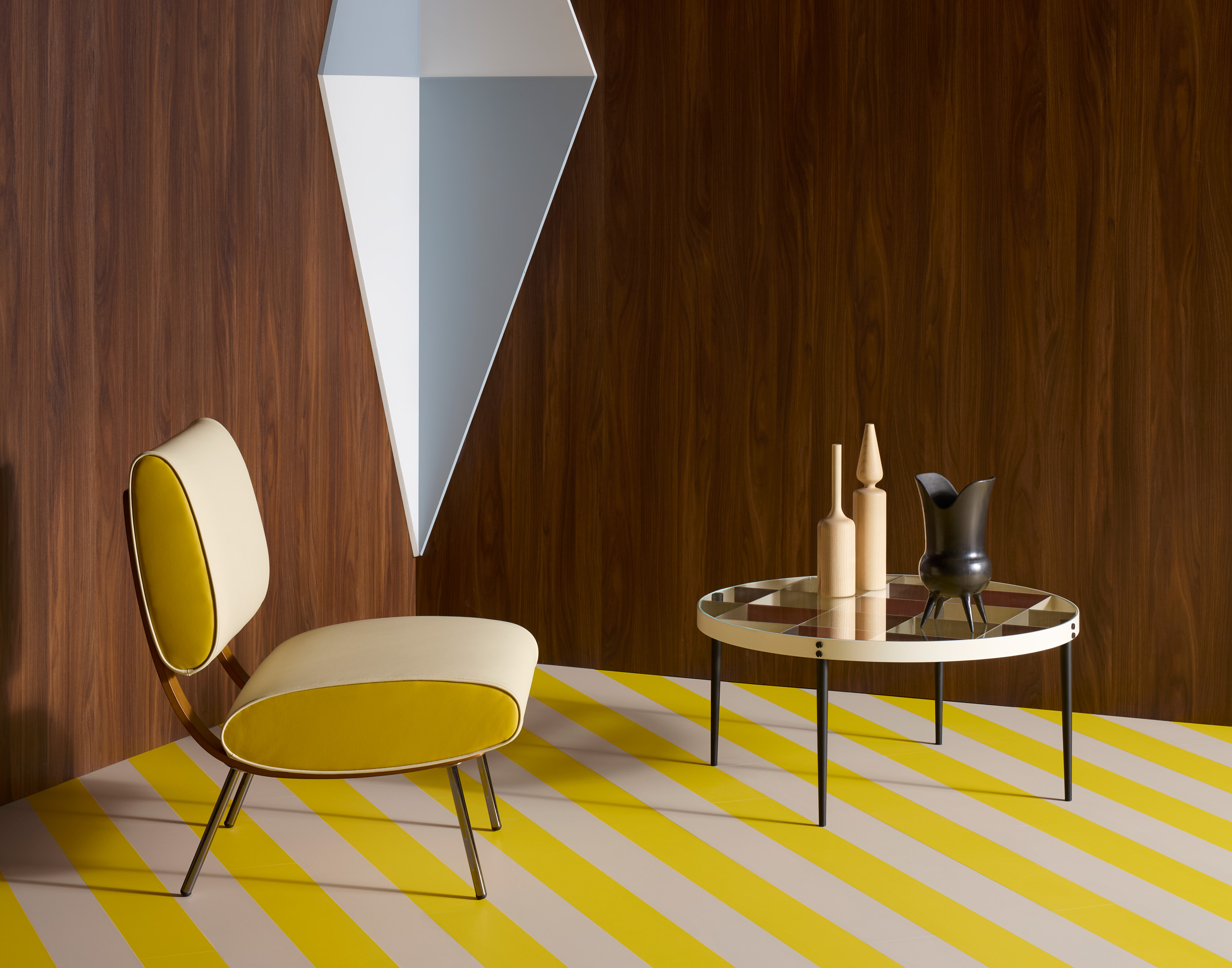 Bottiglie e Bucchero con D.555.1 tavolino e Round D.154.5 poltrona, design Gio Ponti, courtesy of Gio Ponti Archives, creative direction Elisa Ossino Studio, ph. Aaron Tilley