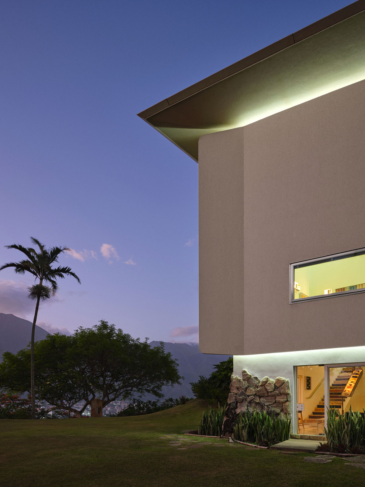 Ponti took great care to create an atmosphere on the top of the hill reminiscent of a lantern