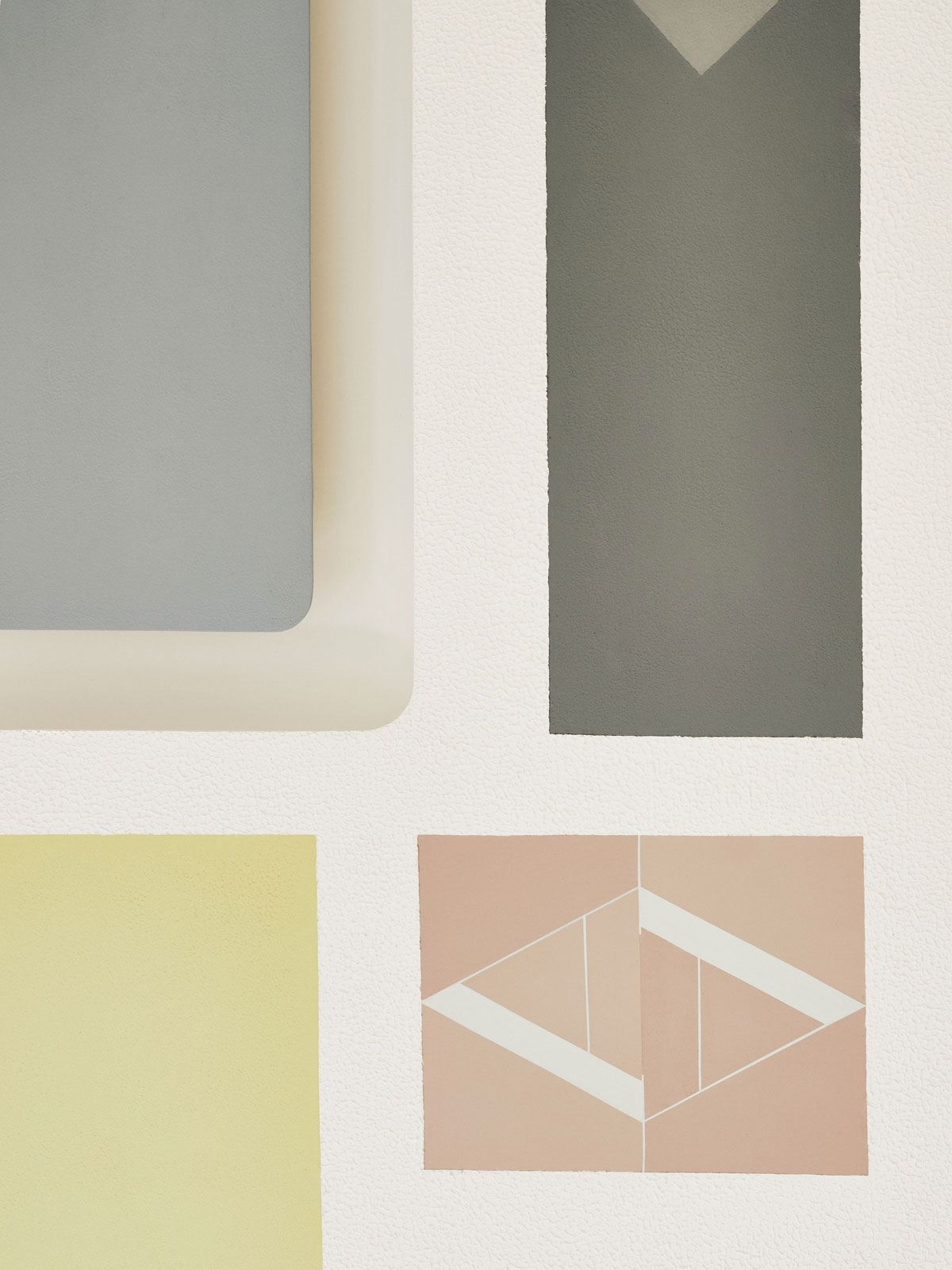 Le iniziali di Anala e Armando, in una tipografia elegante, ricorrono in tutta la casa, dall'ingresso fino al colorato soffitto della zona giorno.