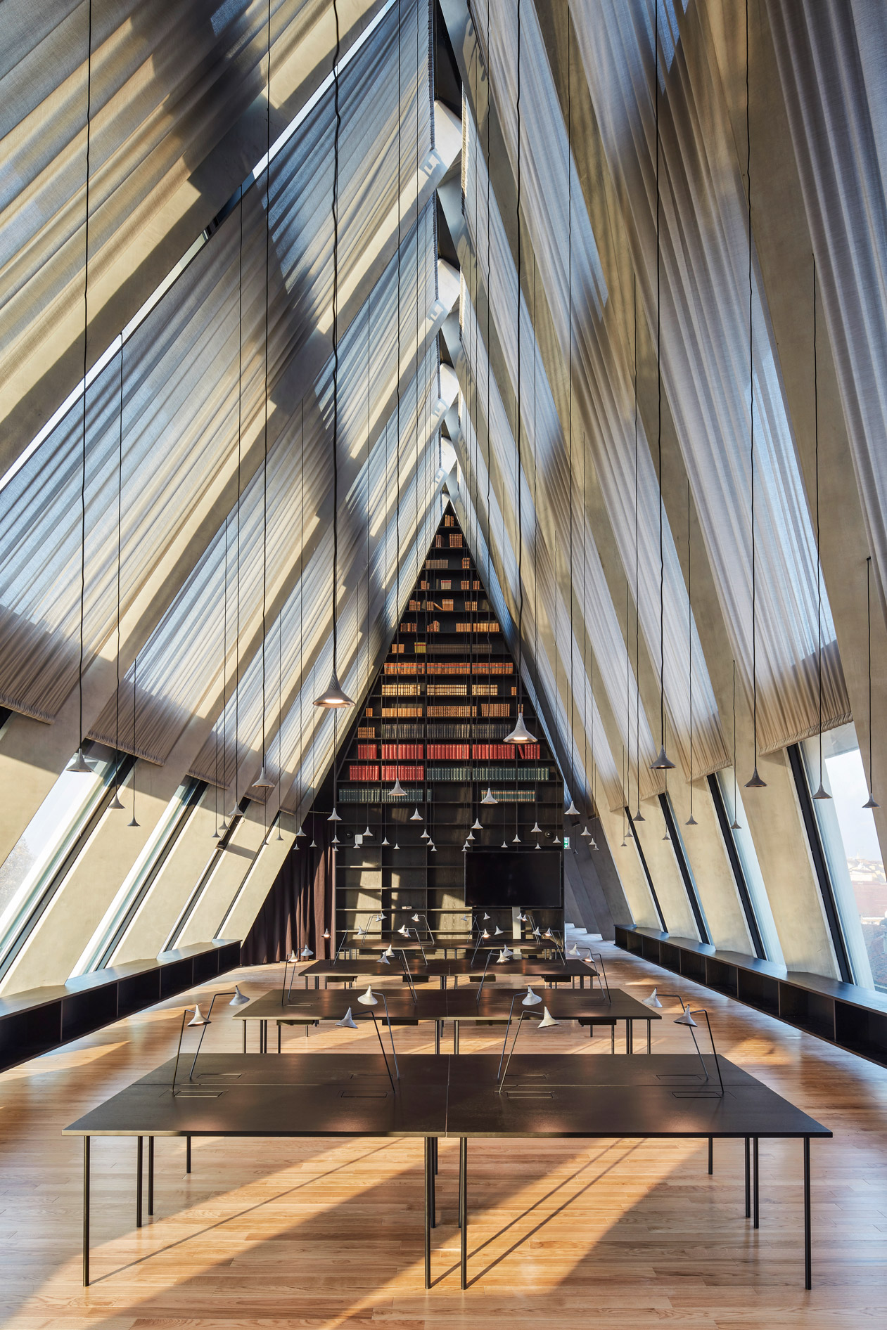 THE GLASS SQUARE THAT REFLECTS AND MULTIPLIES ITSELF