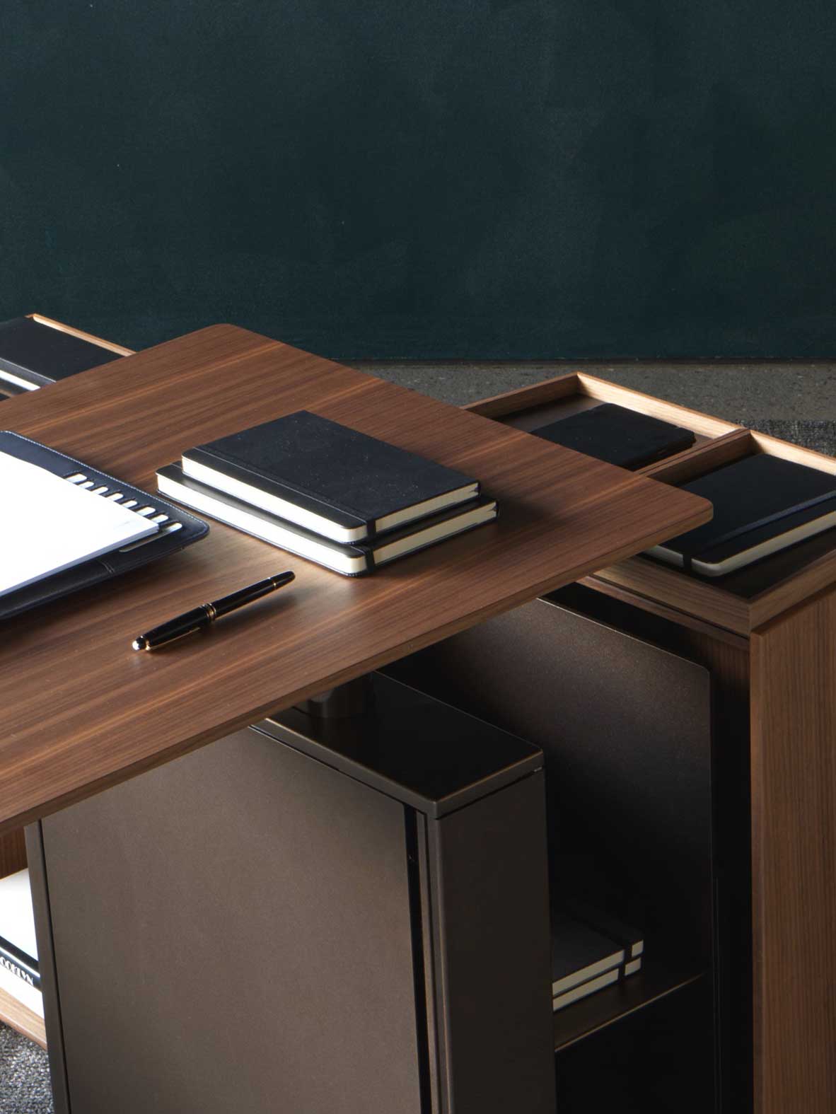 Regola l'altezza e la posizione del piano in modo da renderne ergonomico e confortevole l'utilizzo in ogni condizione. 