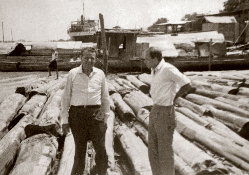 1960 | Angelo y Carlo Molteni en Birmania comprando madera