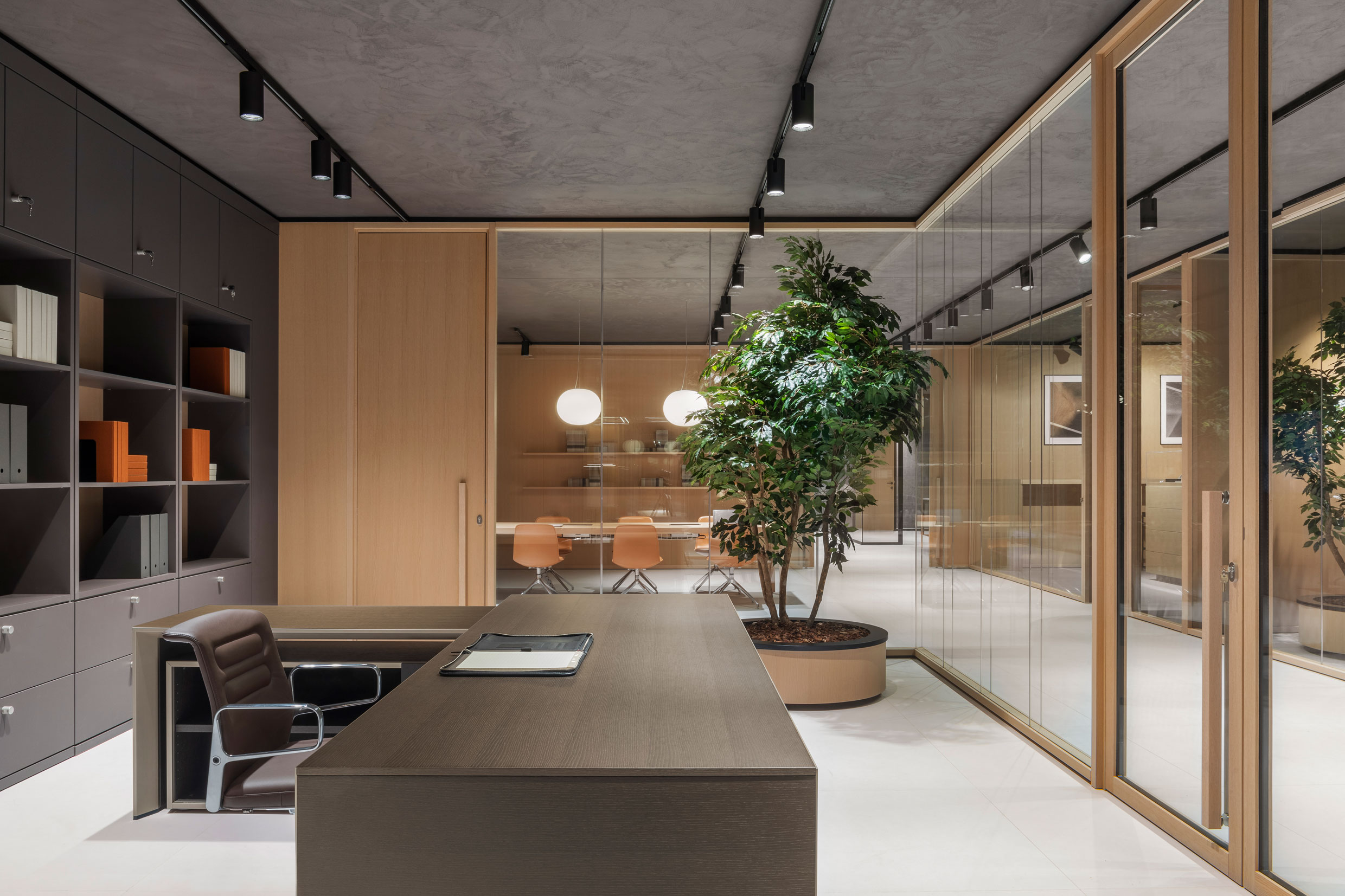 View of an executive office furnished with Corner desk, Programma 3 storage system and Wood Wall partition - ph. Alessandro Saletta – DSL Studio